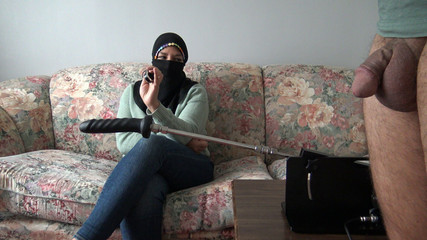 Une femme égyptienne humilie son mari et achète une machine à baiser - Un vrai couple cocu arabe