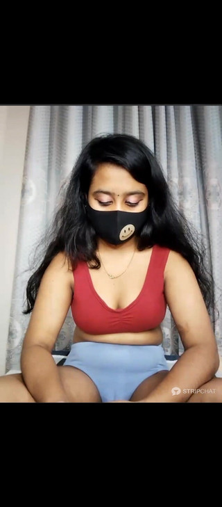 Doigté à travers des collants jusqu'à l'orgasme