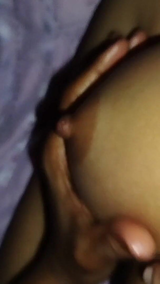 Jenifer, une fille du village indien desi, m'a appelé dans sa chambre et a baisé durement toute la nuit