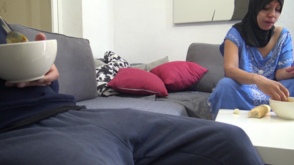 Son beau-fils montre sa grosse bite à sa belle-mère algérienne plus âgée