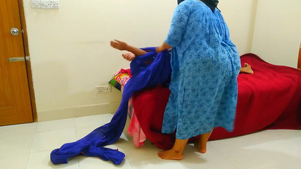 Ma belle-mère chaude me fait une baise brutale après avoir marré ma main dans une maison vide - MILF sexy musulmane éjaculation dure