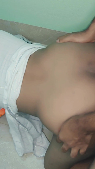 Une belle fille qui travaille et baise avec son grand demi-frère