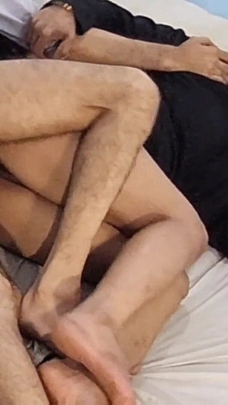 L'adolescent indien musulman vêtu d'une burqa s'est engagé dans des relations sexuelles missionnaires brutales avec des gémissements bruyants