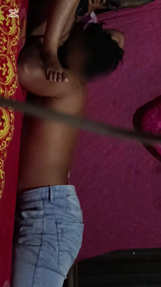 J'ai sucé la chatte de ma femme. Ma femme est tellement excitée après avoir sucé sa chatte