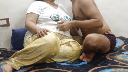 Desi BBW Chubby Bhabhi assis sur le visage et se fait baiser en levrette