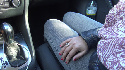 Une algérienne branle un français pervers avec une petite bite