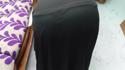 Femme musulmane hijabi baise à la maison