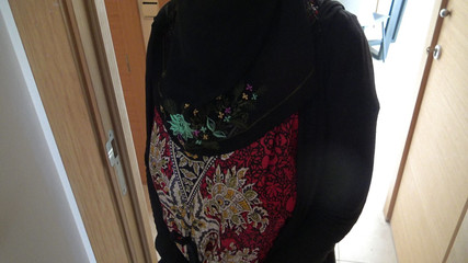 Une femme musulmane britannique entre dans un hôtel à Liverpool