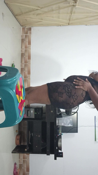 Desi Babe s'exhibe en robe moulante