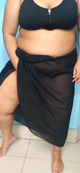 Une femme de ménage saoudienne baise fort avec du concombre