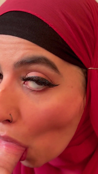 Aaliyah Yasin essaie de ne pas avaler le sperme de son demi-frère