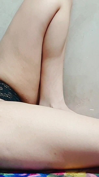 Une jeune fille de 19 ans a des relations sexuelles avec son voisin après le départ de ses parents