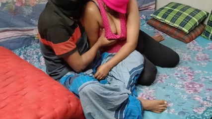 Le demi-frère a rendu la demi-soeur nue et lui a baisé sa romance