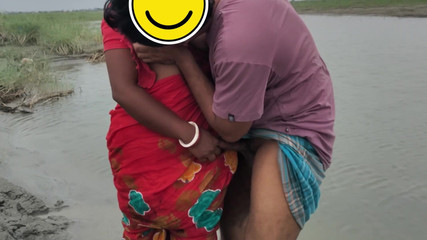 Deshi Bowdi baise seule au bord d'une rivière en plein air