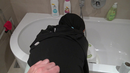 Un Britannique pervers baise sa femme de ménage musulmane