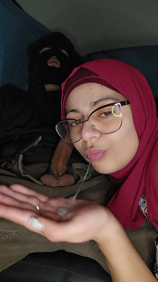 11. Gorge profonde dans la voiture, épouse arabe soumise, Mia Niqab