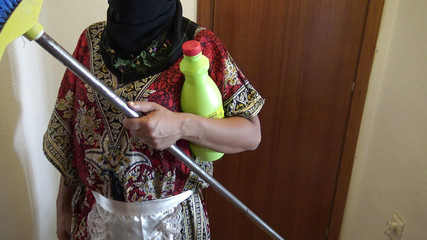 Une vraie femme de ménage amateur donne Rimjob à son patron