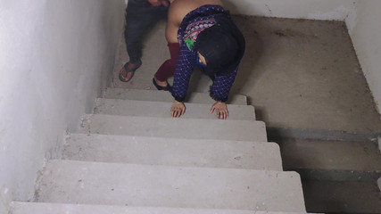 Petite amie a été baisée dans les escaliers