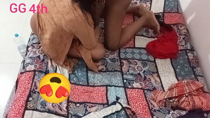 Une adolescente musulmane baisée durement par Debor à la maison - groupe de filles