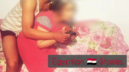 Il harcèle la demi-soeur de son ami tout en lui apprenant à jouer sur le terrain de jeu et en ayant des relations sexuelles avec elle