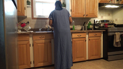 Une algérienne est une grosse salope et sa chatte est toujours ouverte à son mari