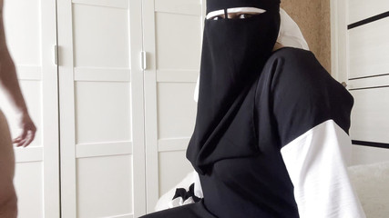 Belle-mère aux gros seins arabes en levrette baise hard