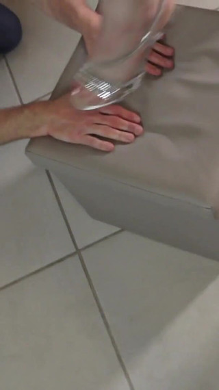 Les mauvaises filles dansent sur ses mains et lui donnent des coups de pied