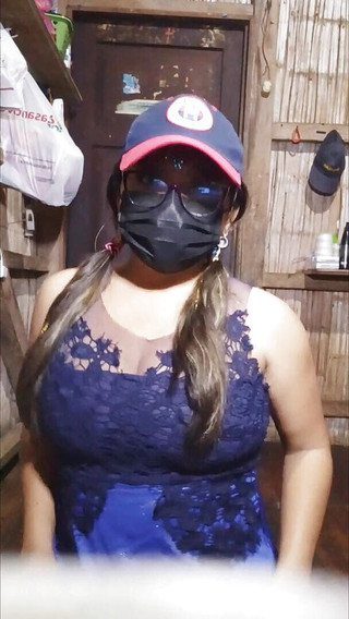 Vive le Rock !! Une femme amoureuse du rock montre ses beaux seins et son vagin rasé à un étranger