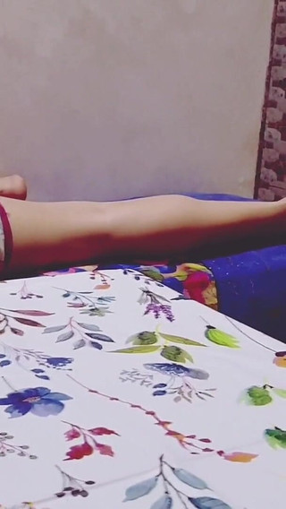 Une femme infidèle crie et nous apprécions le pénis. Écoutez sa voix.