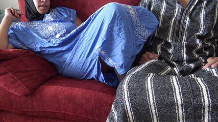 Une MILF musulmane britannique chaude se masturbe la chatte poilue de son beau-fils