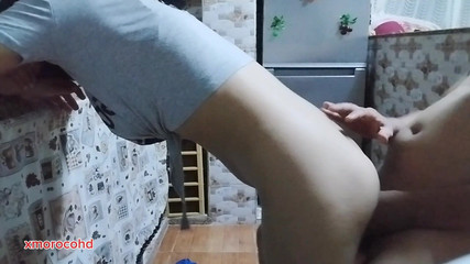 D'une voix claire, elle a marché pour servir et son homme est venu dans une pièce et m'a trouvé avec son collègue Hawani où j'étais privé et je