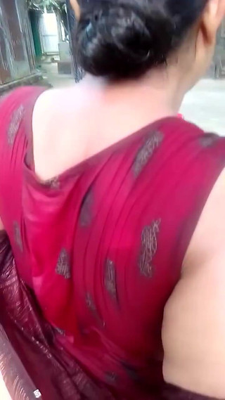 Vidéo de bain d'une fille du village