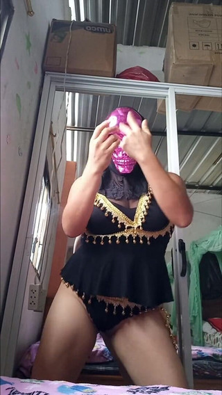 Un modèle arabe exécute une danse érotique