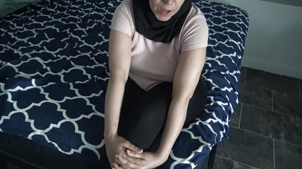 Une vierge égyptienne enlève son hijab pour jouer avec sa chatte serrée