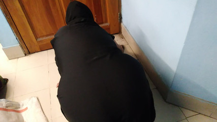 Arabe musulman cassé et femme de ménage hijab baisée par le propriétaire - Sperme chaud dans un gros cul audio hindi