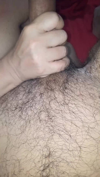 Son demi-frère est entré en elle, nu sous la couverture