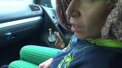 Une femme cocu kurde donne une branlette à son beau-fils américain de 18 ans