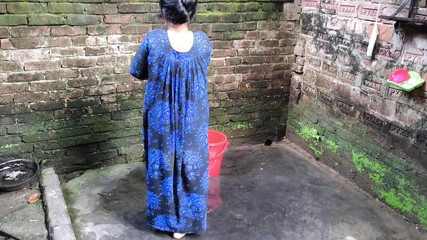 J'ai attrapé ma belle-tante pendant qu'elle prenait un bain et j'ai commencé à la baiser