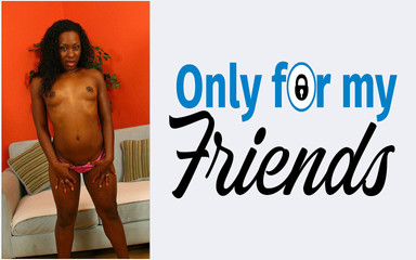 Casting porno de Mme Platinum, une salope à la peau foncée avec une chatte brune lisse adore profiter des jouets sexuels