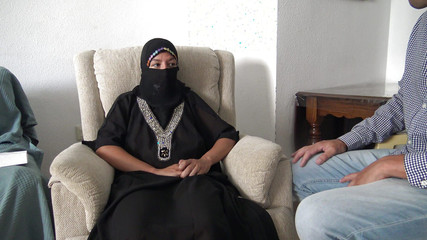 Un médecin britannique incite une MILF égyptienne à lui sucer la bite