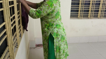 Je vois soudain que ma demi-soeur aînée nettoyait ma chambre mais je l'ai serrée dans mes bras et j'ai commencé à la baiser dans le cul