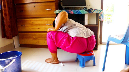 Desi Bathroom Fuck Stepsister enculée durement dans la salle de bain et tout le monde peut entendre les claquements