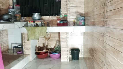 J'ai commencé à baiser ma femme mature dans la cuisine