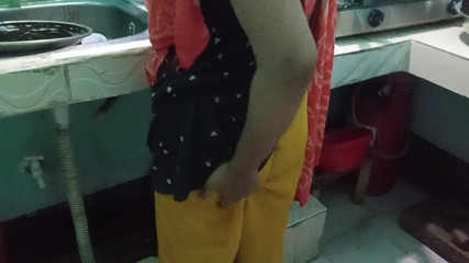 Desi Bhabhi baise dans la cuisine alors qu'elle préparait de la nourriture