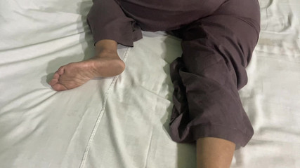 Indian Desi Girl s'amuse avec son demi-frère lorsqu'elle est seule à la maison