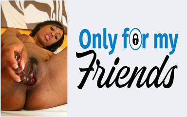 Premier porno d'une salope à la chatte rasée adore se faire exciter par des jouets sexuels et se toucher avec les doigts