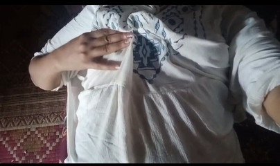 Belle-mère seule à la maison Presse de seins