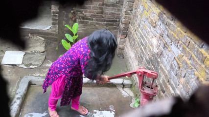 Je vois ma belle-tante et mon demi-oncle prendre un bain