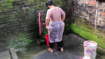 Je vois ma copine prendre un bain, après quoi je l'ai serrée dans mes bras et j'ai commencé à lui baiser le cul