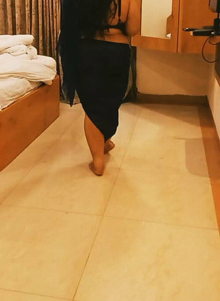 Petite amie indienne potelée marche au ralenti, montrant sensuellement son énorme décolleté